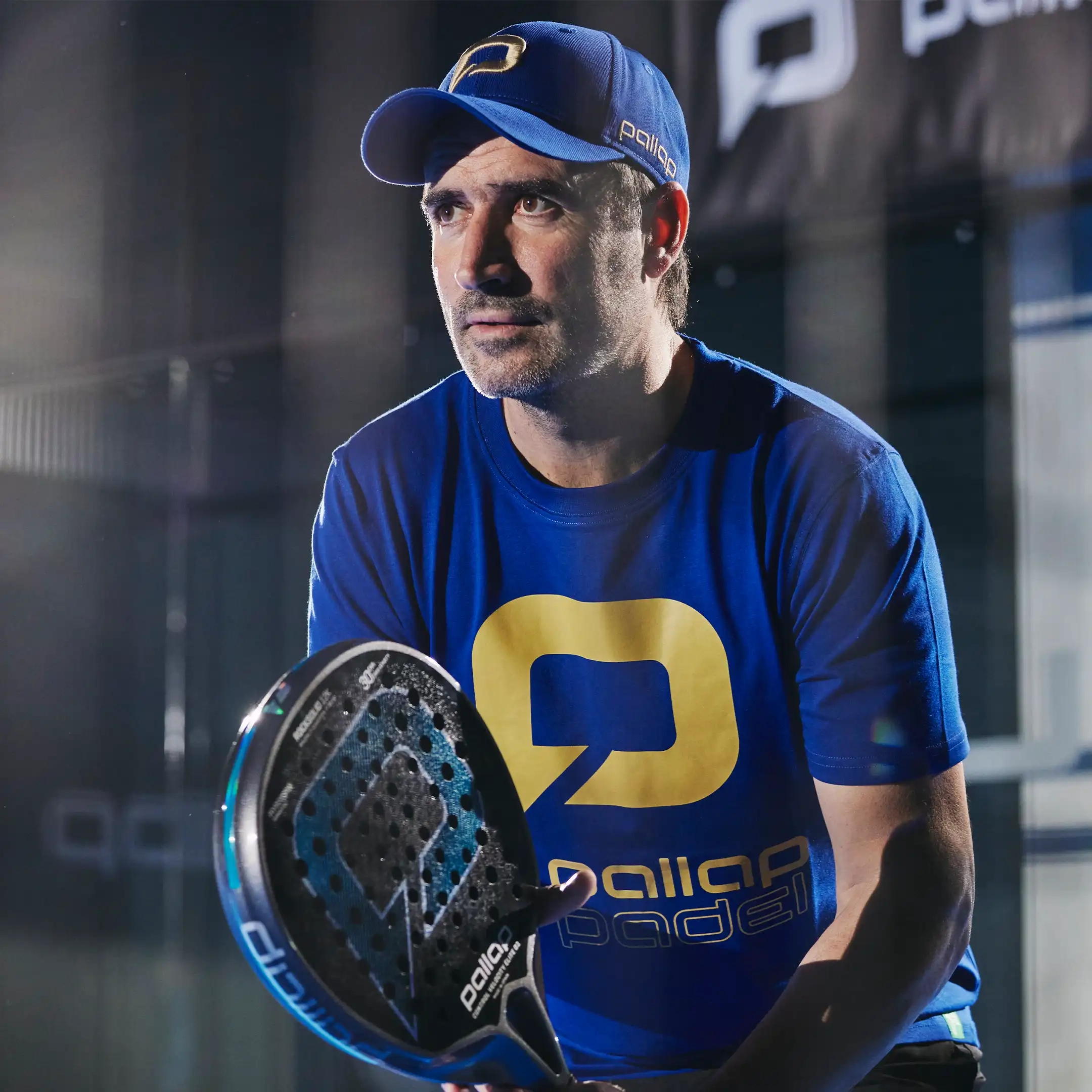 4_PTT001ABG-pallap-padel-sport-apparel-men-team-shirt-amparo-blue-matt-gold-action-01
