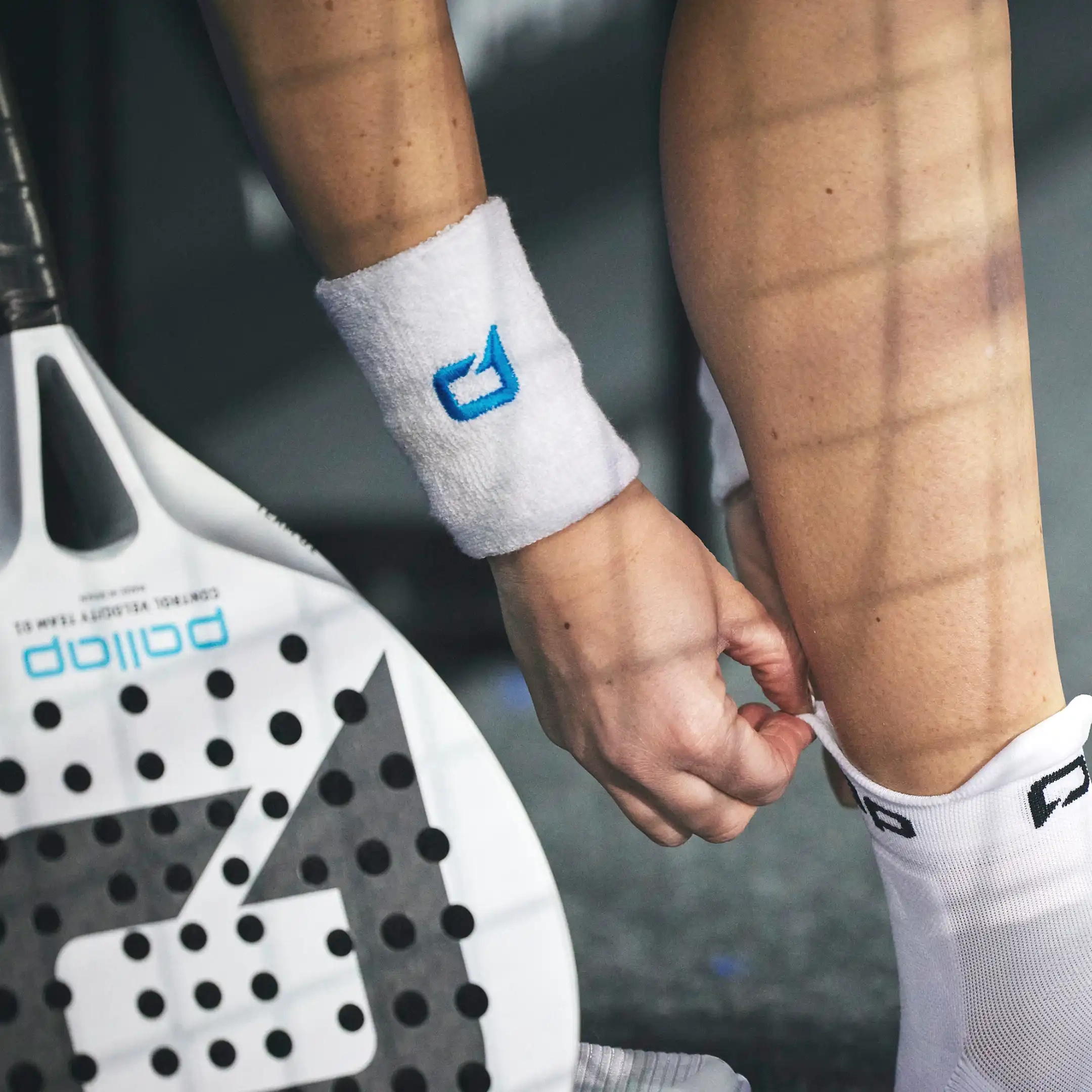 2_paw001-pallap-padel-sport-accessoires-wristband-white-cyan-blue-action-01
