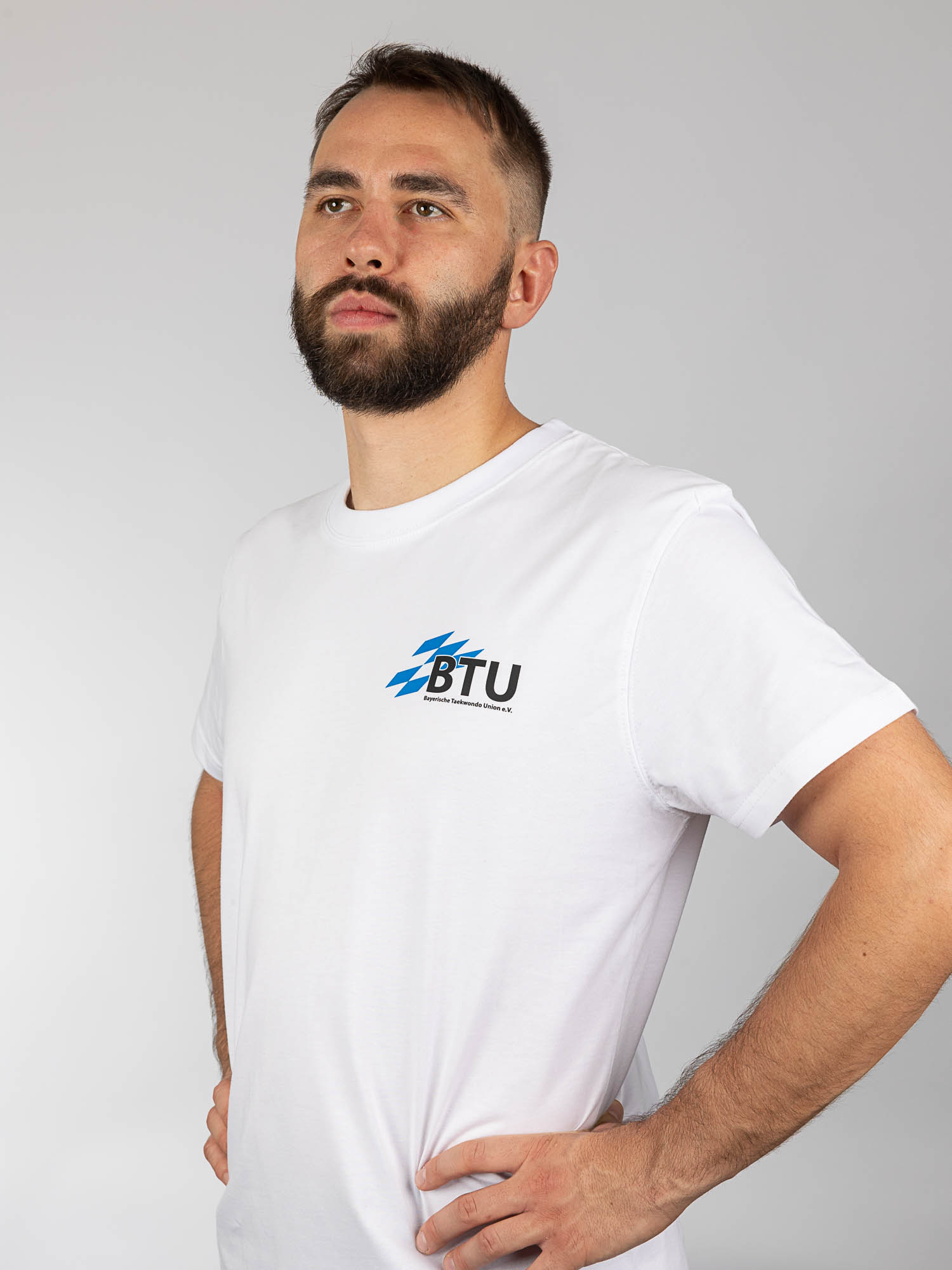 T-Shirt, Weiße, Logo, Kurzarm, Rundhals, T-Shirt, White, Short Sleeve, Logo, BTU, T-Shirt, Weiß, Logo, Kurzärmelig, Rundhalsausschnitt, Tee, T-Shirt, Weiße Kleidung, Logo, BTU, Tee, T-Shirt, Weißes T-Shirt, Logo-Aufdruck, BTU, T-Shirt, Weiß, Logo, Kurzarm