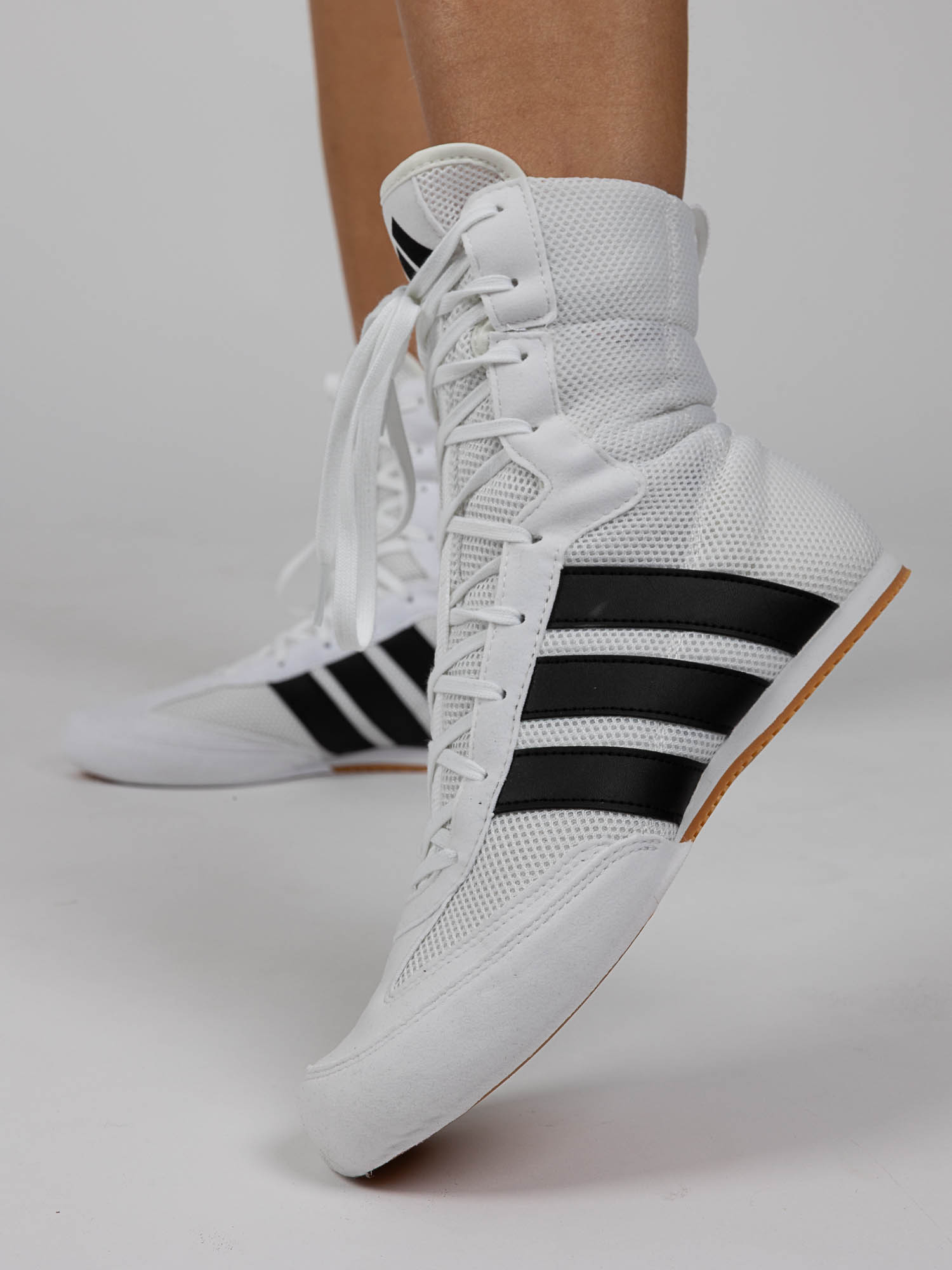 Weiße Hoch-Top-Sneaker, Mesh-Material, Dreifachstreifen, Schnürung, Gummisohle