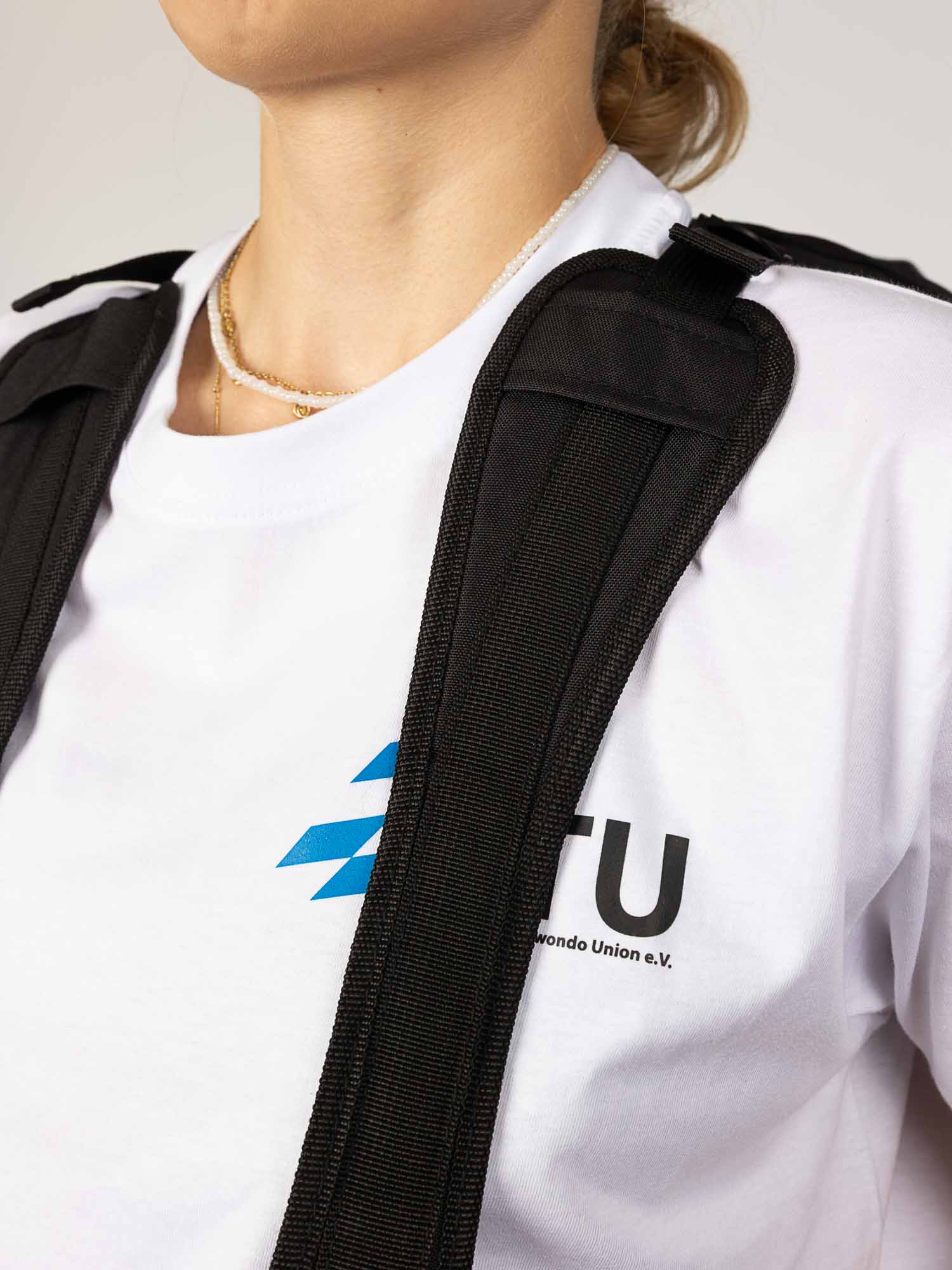 T-Shirt, Kurzarm, Blau, Logo, BTU, T-Shirt, Schwarz, Rückansicht, Logo, Rundhals, Schulterriemen, Trageriemen, Gurt, Brustgurt, Tasche nicht sichtbar