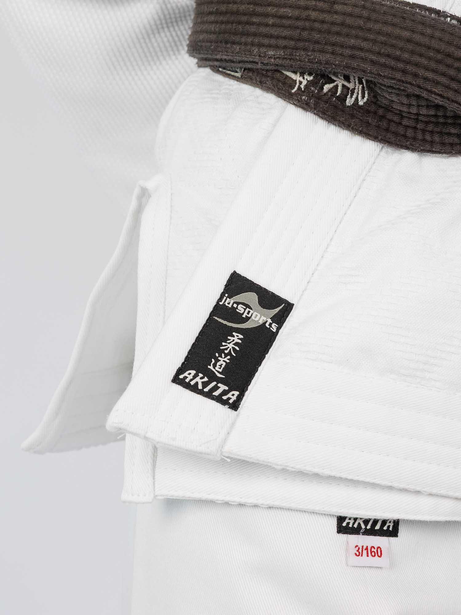 Karategi, weißes Gi, Gürtel, Label, Größenhinweis