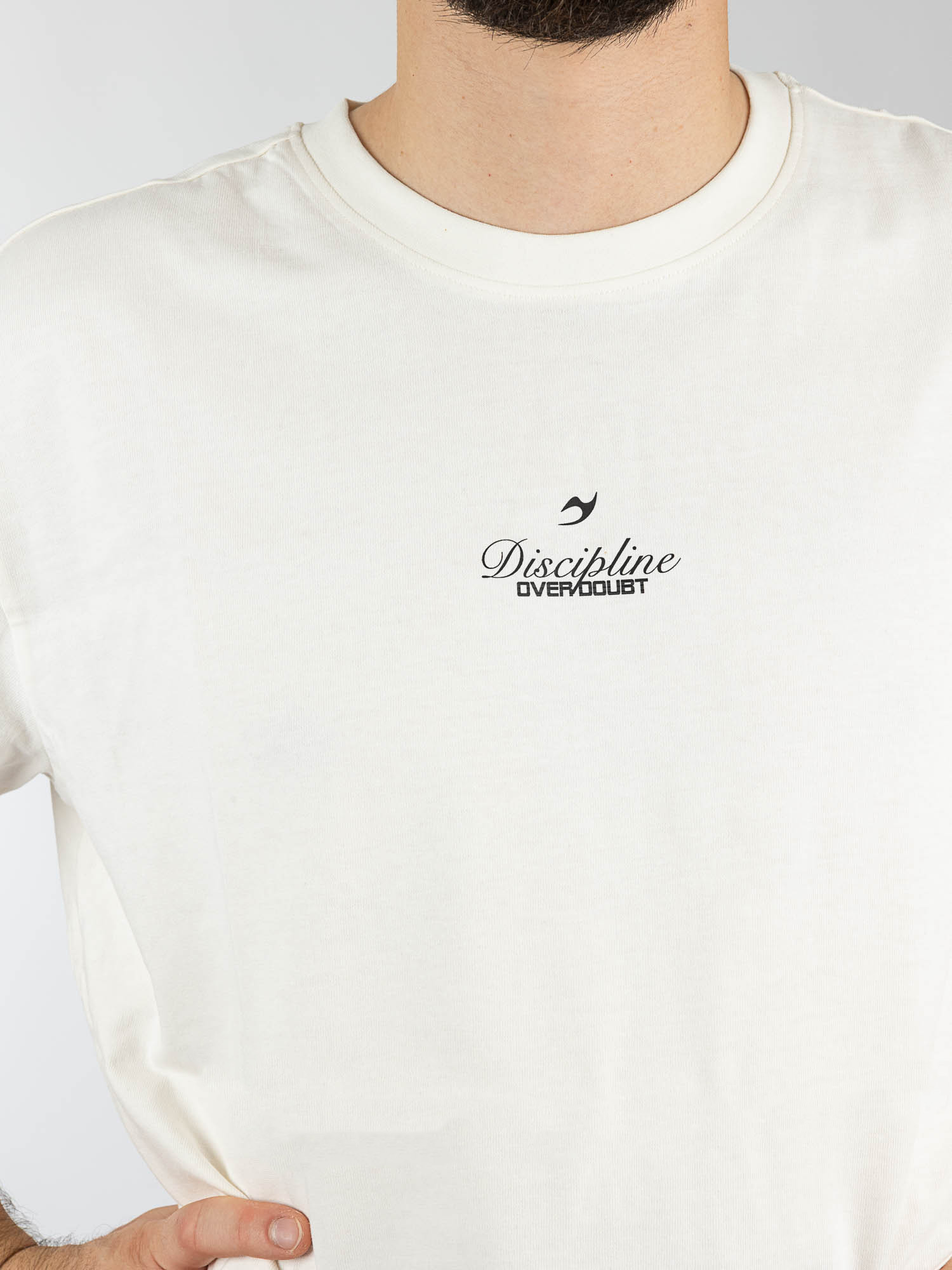 weißer t-shirt, rundhalsausschnitt, kurzarm, minimales logo, kleiner druck
