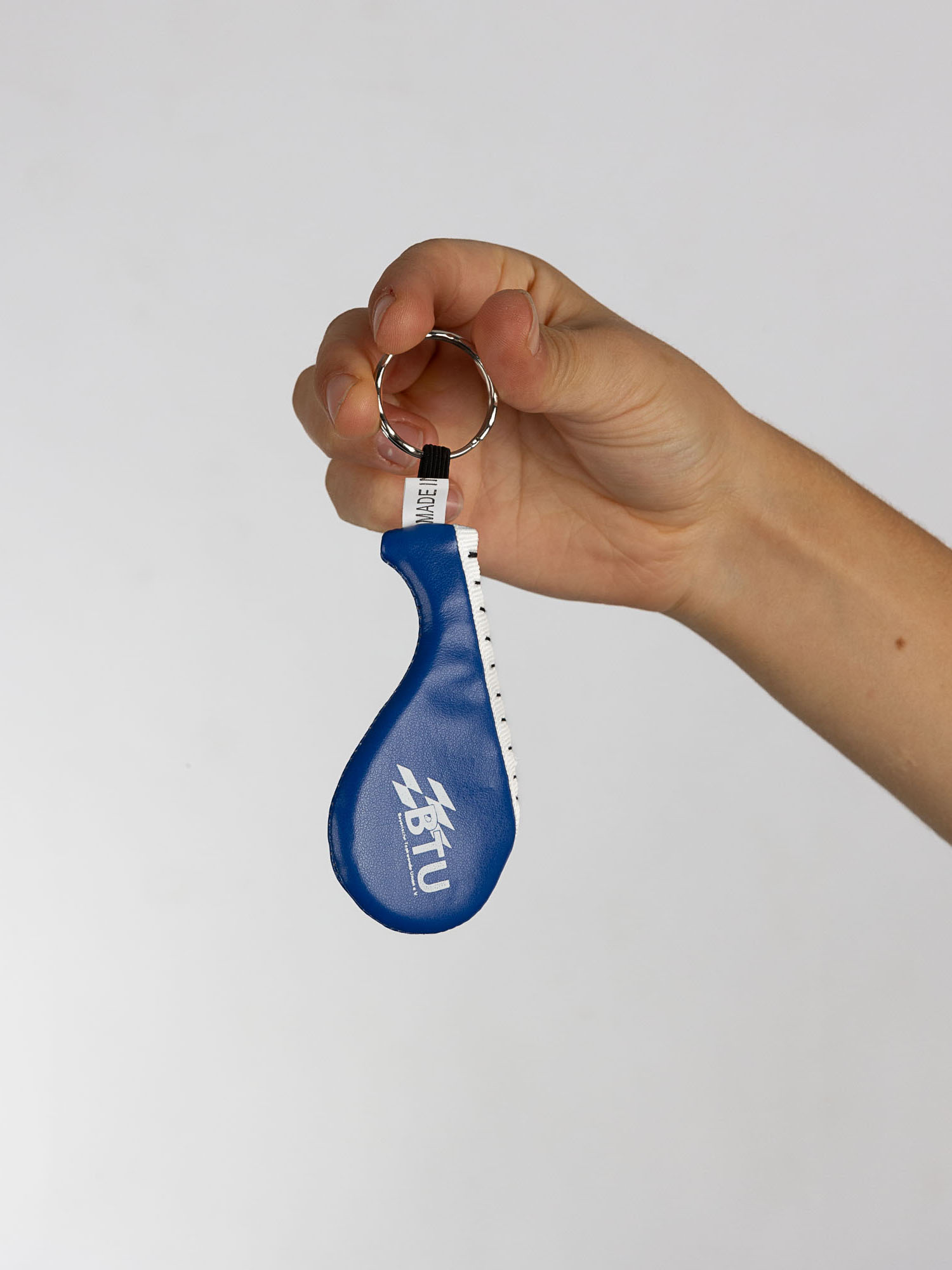 Schlüsselanhänger, Blau, Leder, Reißverschluss, Markenanhänger, Keychain, Blue keyring, Plastic keychain, Bottle opener, ZBTU?