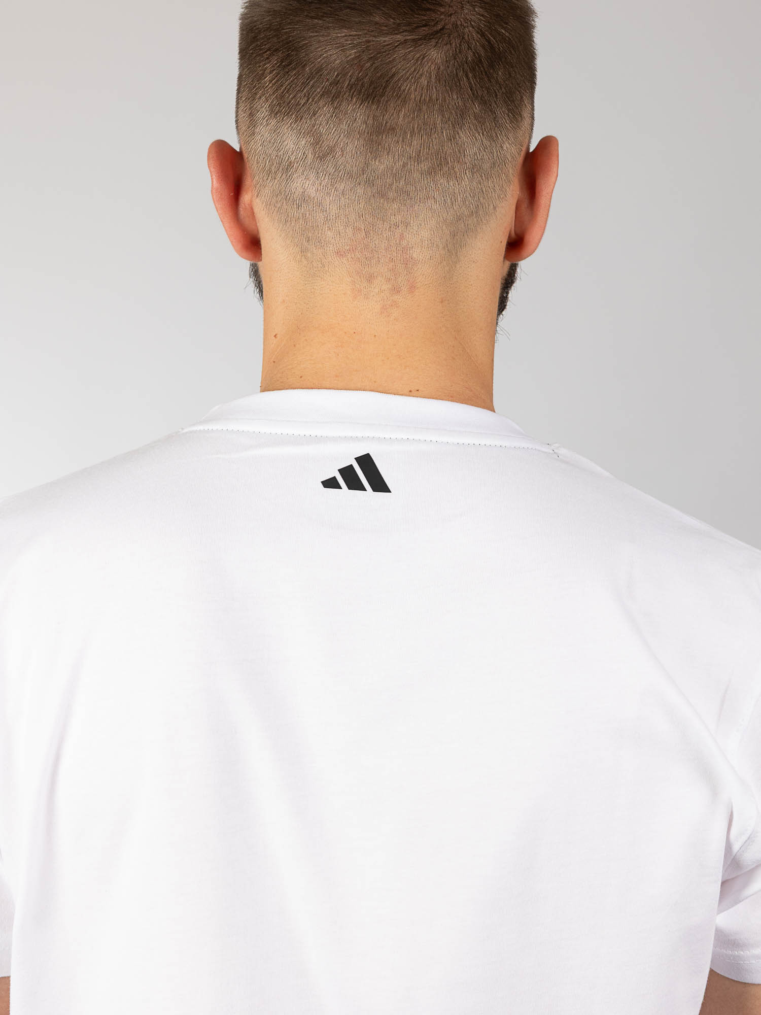 T-Shirt, Weiß, Rückansicht, kleines Logo, Rundhalsausschnitt, Rücken, Nacken, T-Shirt, Weiß, kleines Logo, T-Shirt, Rückenansicht, weiß, Logo, Rücken, t-shirt, weiß, rückseite, crew neck, logo, t-shirt, Halsausschnitt vorn?, Rückansicht, weiß, kleines Log