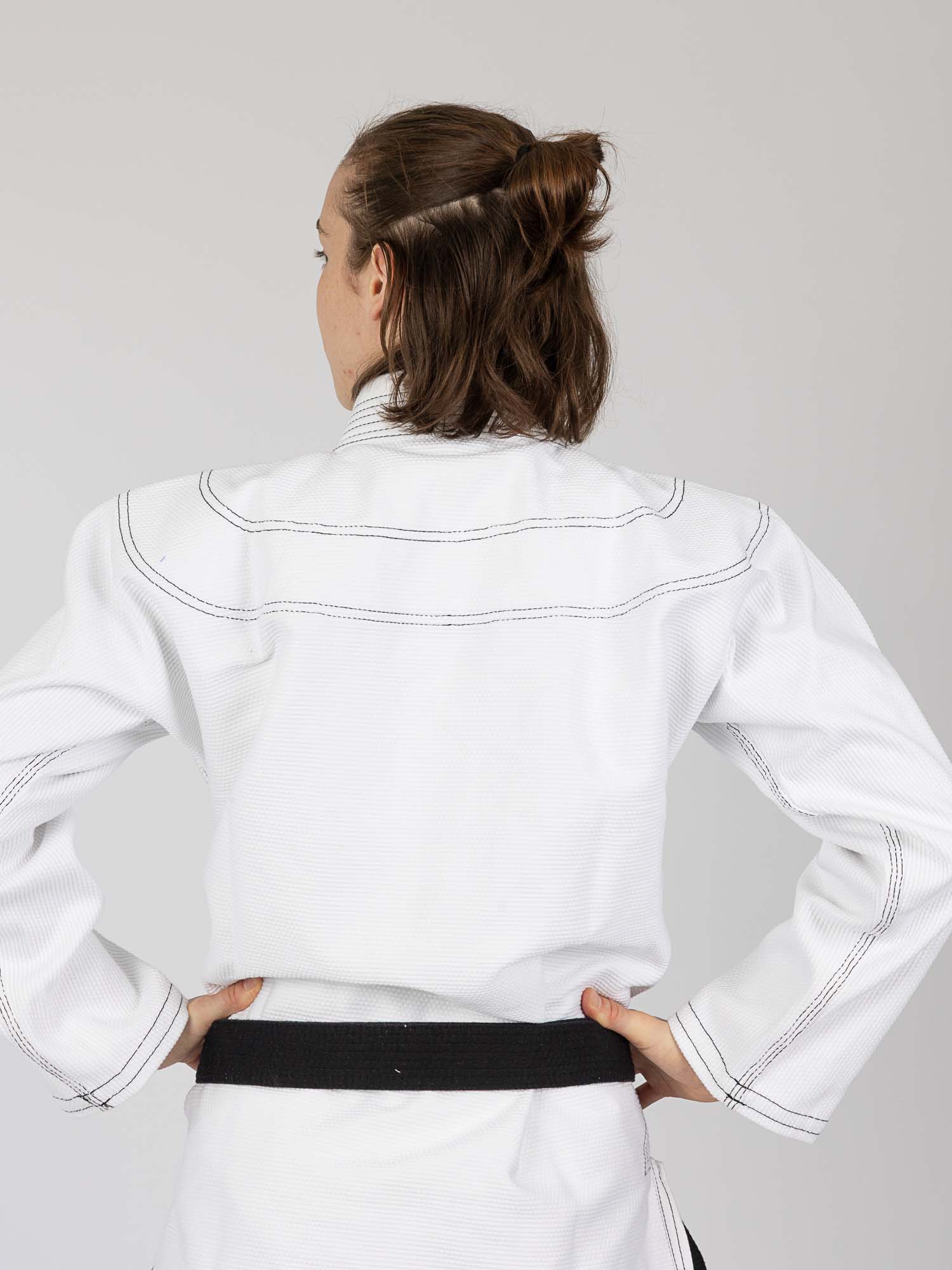weißes judo-gi, Gürtel, Stichdetail, Rückansicht, Gewebe-Textur