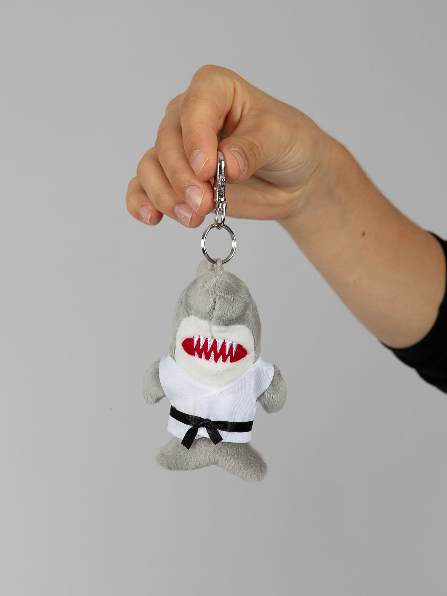 Hai-Schlüsselanhänger, Plüschfigur, weiße Gürtel, grauer Plüsch, hängendes Accessoire