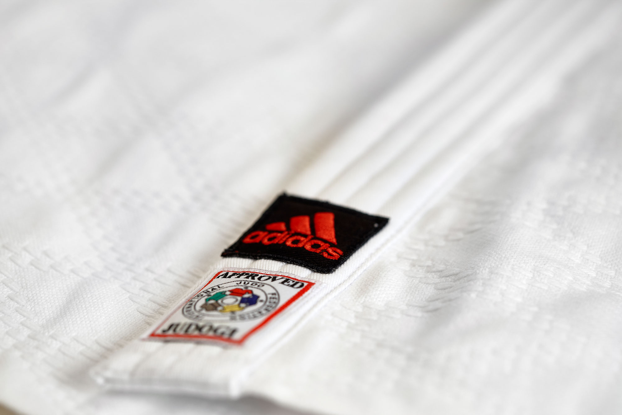 adidas Judoanzug CHAMPION II IJF, weiß/rote Streifen, JIJF