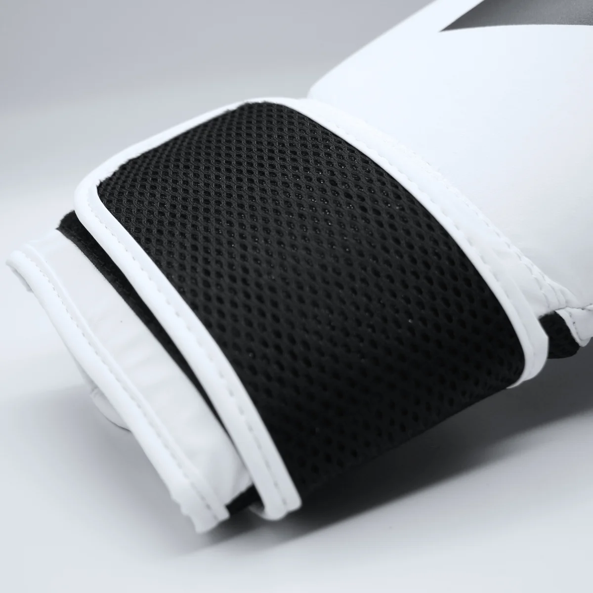 Kniebandage, Mesh-Panel, weiß-schwarz, Kunstleder, Beinbandage